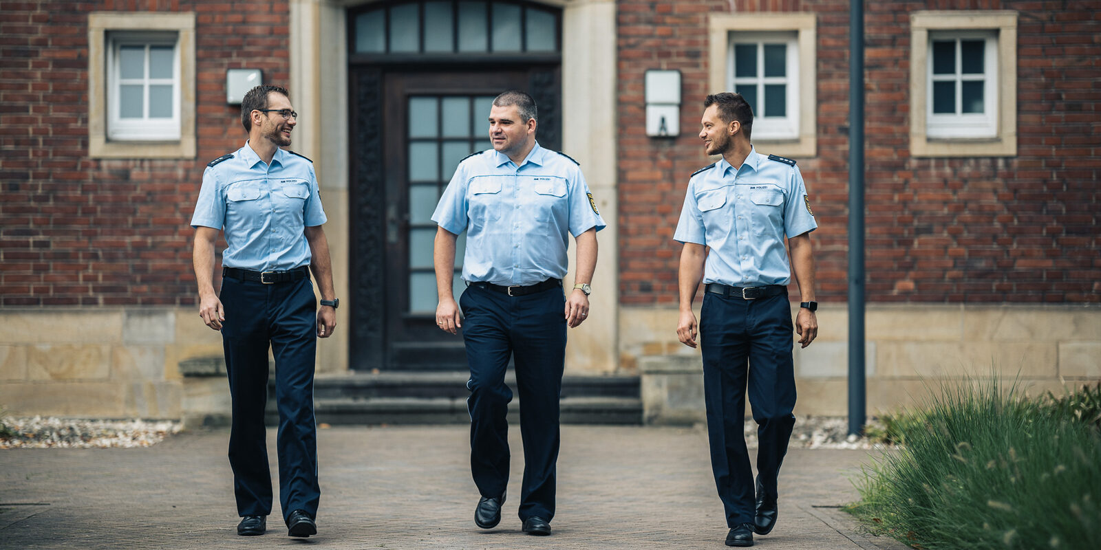 Drei Polizisten gehen zur ihrer nächsten Vorlesung an der Deutschen Hochschule der Polizei